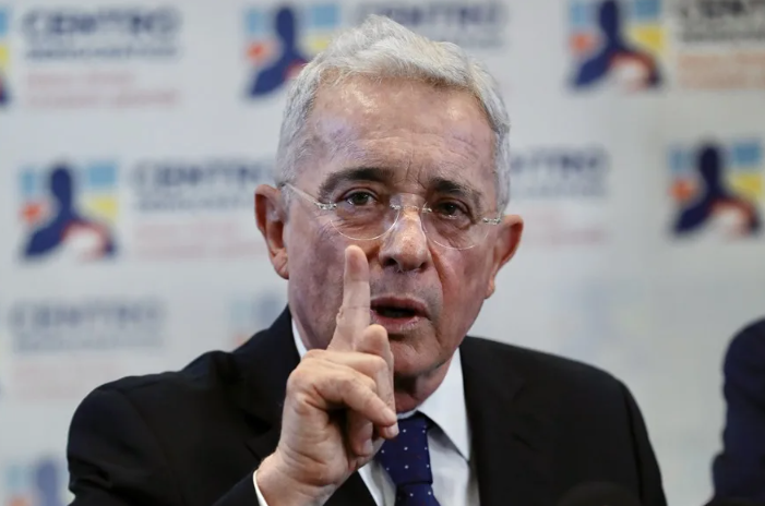 Álvaro Uribe quedó en libertad mientras apela una condena de 12 años de prisión