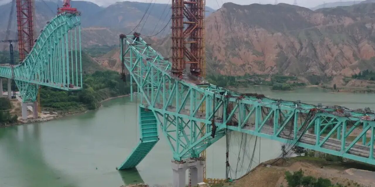 Al menos 12 personas murieron y cuatro más permanecen desaparecidas tras colapso de puente en China