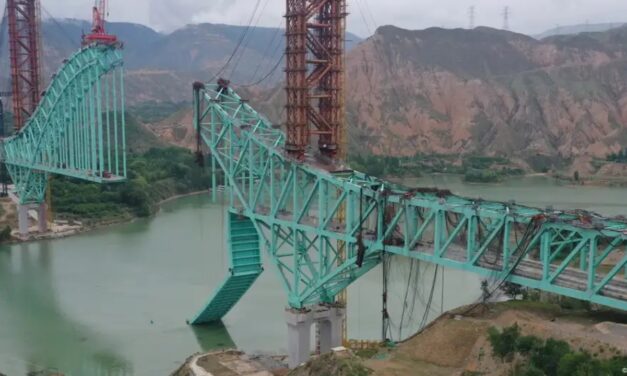 Al menos 12 personas murieron y cuatro más permanecen desaparecidas tras colapso de puente en China