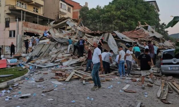 Potente terremoto deja un muerto y varios desaparecidos en Turquía