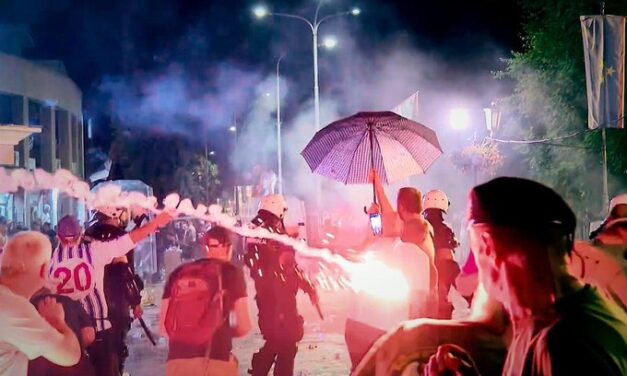 Ola de Violencia Desata Crisis Política en Serbia