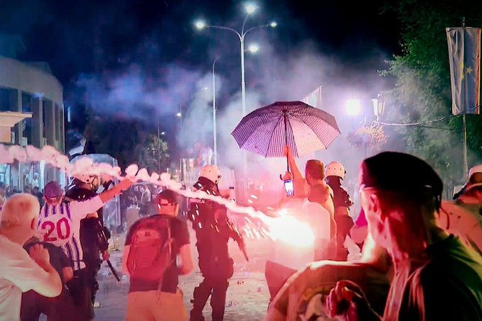 Ola de violencia desata crisis política en Serbia
