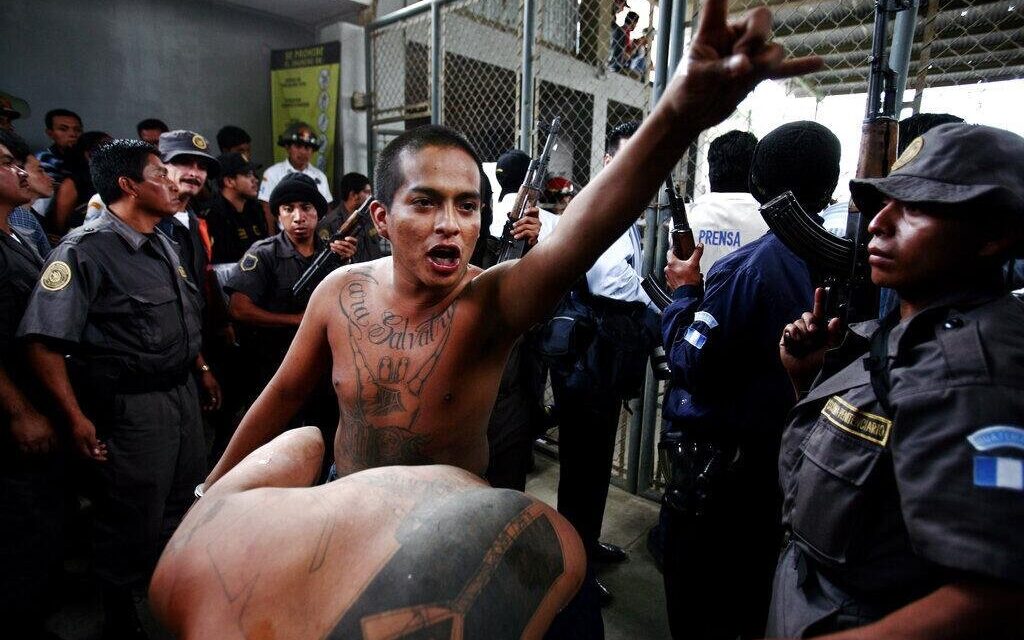 Pandilleros toman a guardias como rehenes en dos cárceles de Guatemala