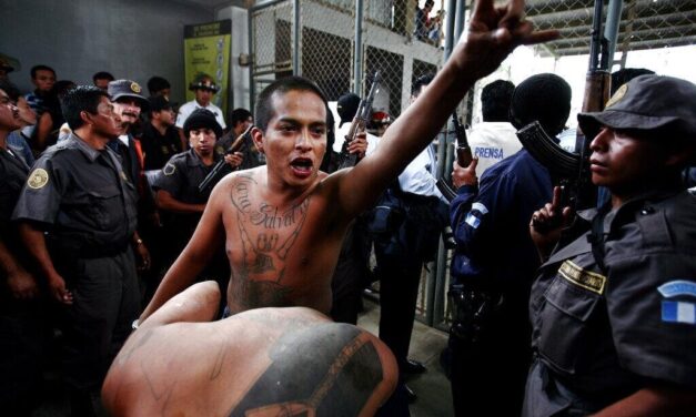 Pandilleros toman a guardias como rehenes en dos cárceles de Guatemala