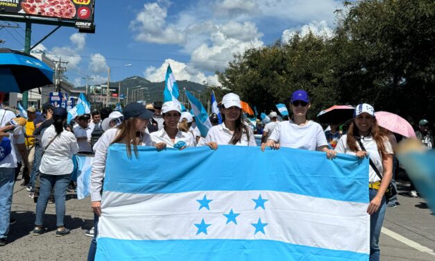 Hondureños cansados de los alarmantes indices de criminalidad marchan por la Paz