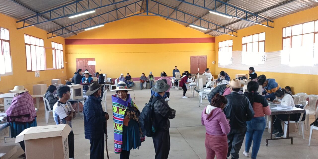 Bolivianos participan en las elecciones generales