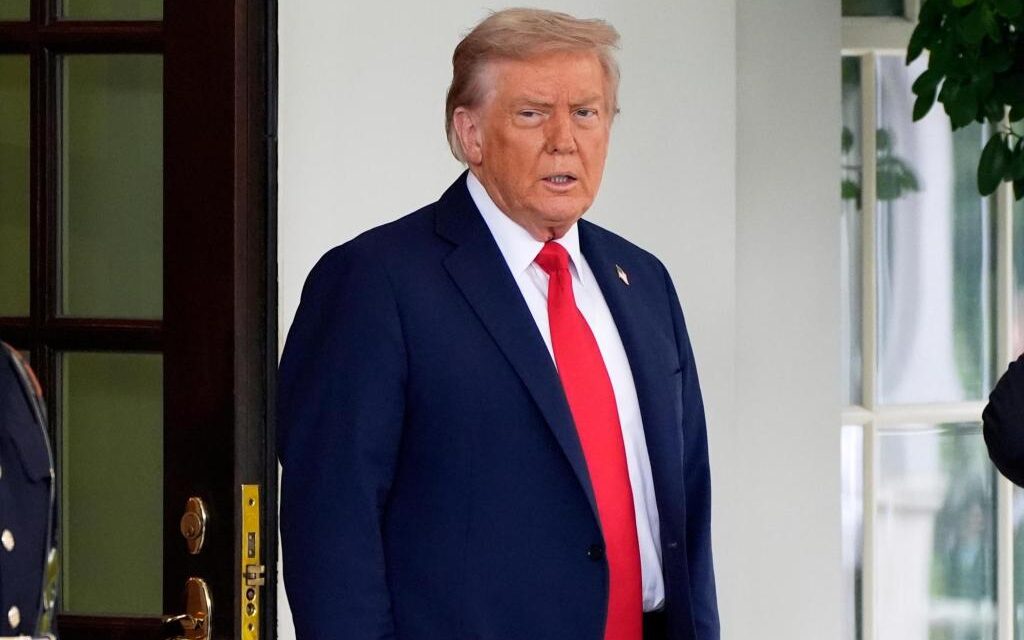 Trump revoca permisos los permisos de seguridad a 37 funcionarios actuales y antiguos