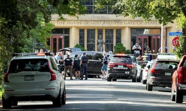 Dos niños de 8 y 10 años murieron en el tiroteo de la escuela católica Annunciation en Minneapolis, EE. UU.