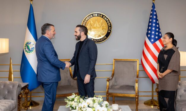 Senador estadounidense Ted Cruz conoce políticas de seguridad en El Salvador