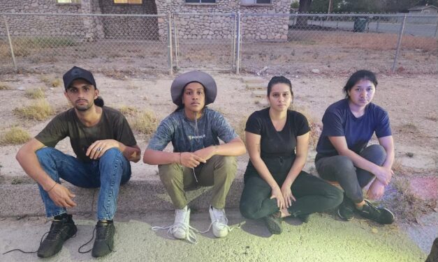 Capturan a mujer con cuatro inmigrantes ilegales en Texas, EE. UU.