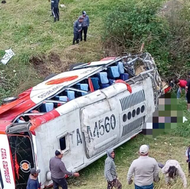 Nueve muertos tras caída de un bus a un barranco a Ecuador