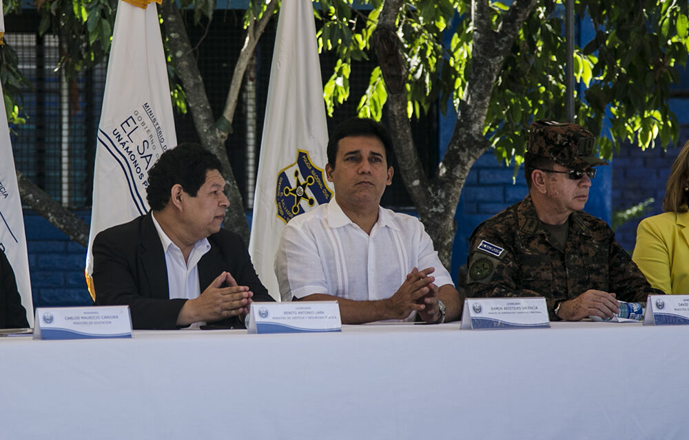 Exfuncionarios salvadoreños a juicio por presuntos pactos con pandillas