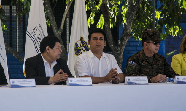 Exfuncionarios salvadoreños a juicio por presuntos pactos con pandillas