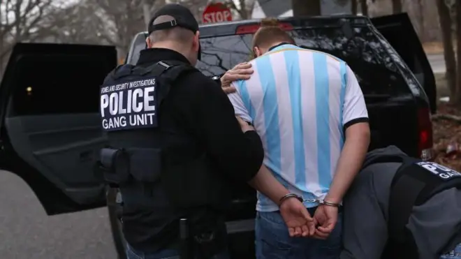 Detienen a ocho inmigrantes en un autolavado de Los Ángeles, EE.UU.