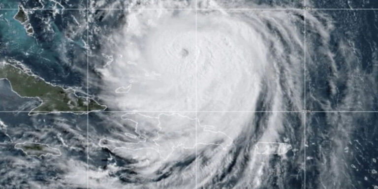 Emiten alertas ante la llegada del huracán Erin a Carolina del Norte, EE. UU.