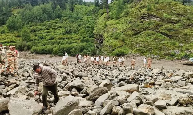 100 desaparecidos en mortal aluvión en el Himalaya