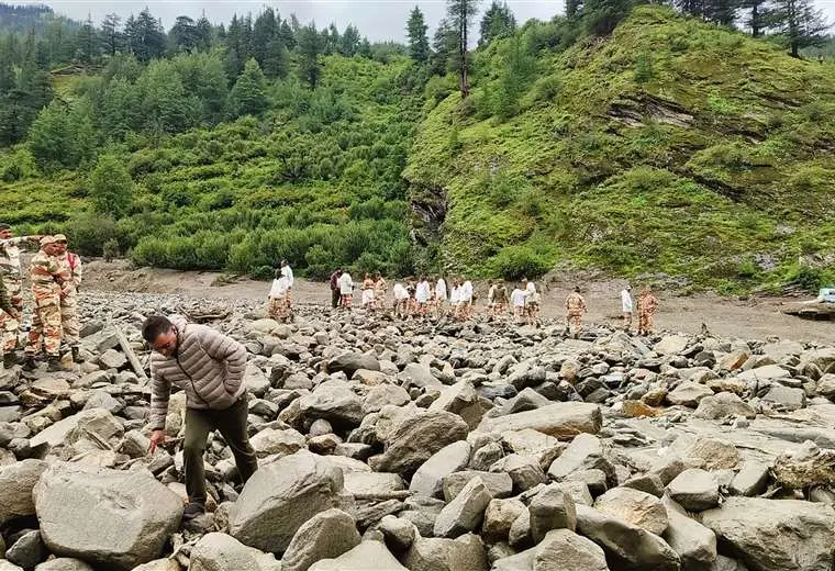 100 desaparecidos en mortal aluvión en el Himalaya