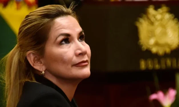 La justicia de Bolivia dispone libertad para expresidenta Jeanine Áñez acusada de genocidio