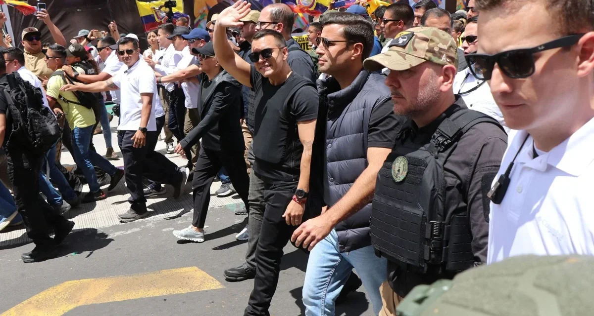 Presidente ecuatoriano marcha contra la Corte Constitucional