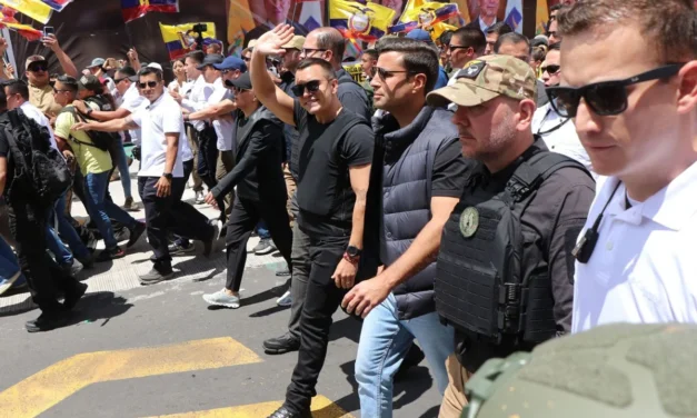 Presidente ecuatoriano marcha contra la Corte Constitucional
