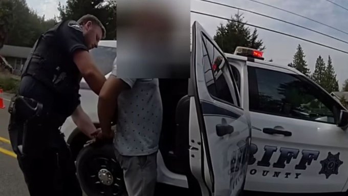 La policía arresta a un niño de 13 años con 23 armas por amenazas de tiroteo en una escuela de EE. UU.