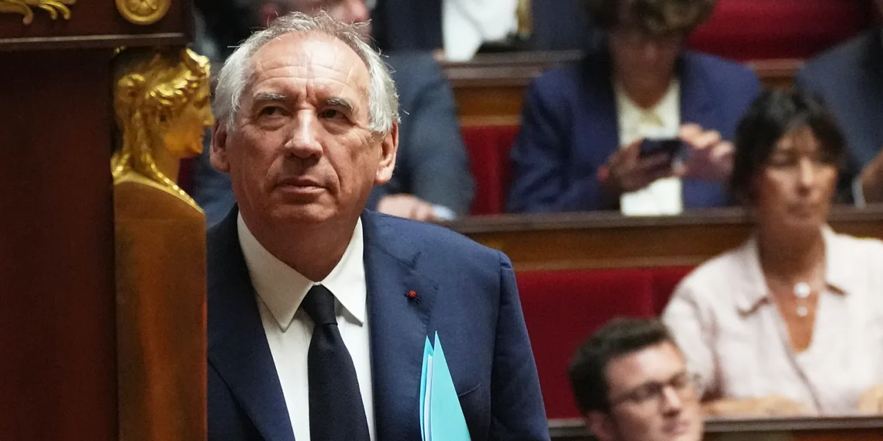 El gobierno francés fue destituido en una moción de confianza en el Parlamento