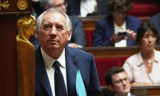 El gobierno francés fue destituido en una moción de confianza en el Parlamento