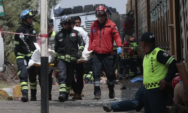Al menos ocho muertos deja colisión de tren con autobús en México