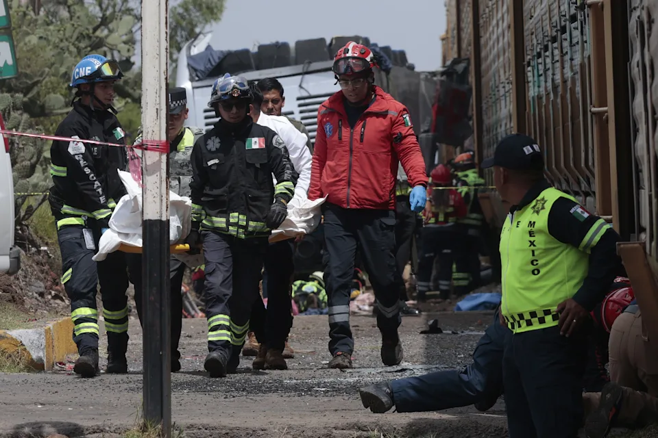 Al menos ocho muertos deja colisión de tren con autobús en México