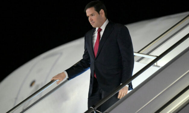 Rubio llega a Ecuador para reforzar la cooperación en seguridad para frenar la violencia de las bandas criminales.