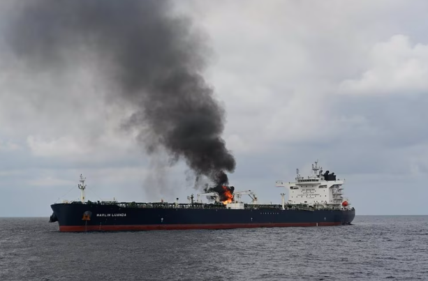 Hutíes atacan un petrolero israelí con un misil balístico