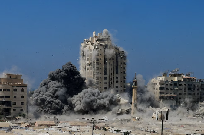 Israel intensifica bombardeos contra edificios en Gaza y pide evacuación de civiles