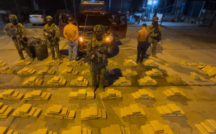 Cerca de una tonelada de marihuana fue localizada al interior de una camioneta en Ecuador
