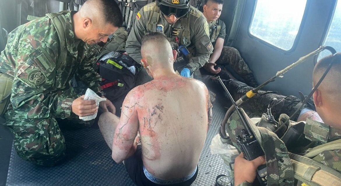 Dos policías colombianos son rociados con gasolina y quemados por un grupo de civiles