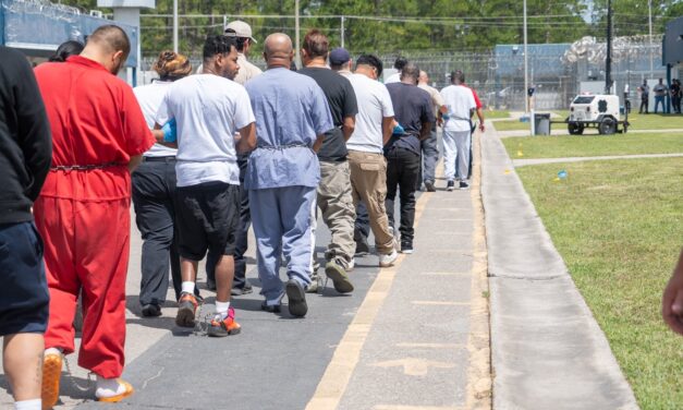 Florida abre el nuevo centro de detención de migrantes en la antigua prisión de Baker
