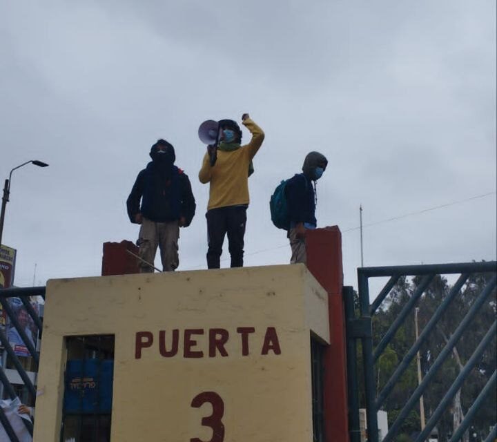 Estudiantes se toman una universidad de Perú en protesta por cobros