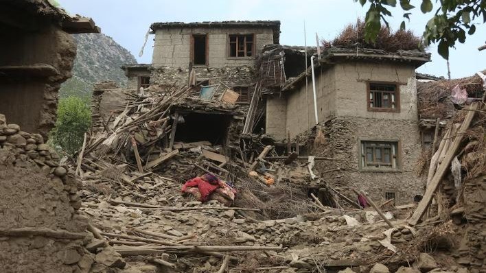 Aumenta a más de 1,400 el número de muertos tras terremoto en Afganistán
