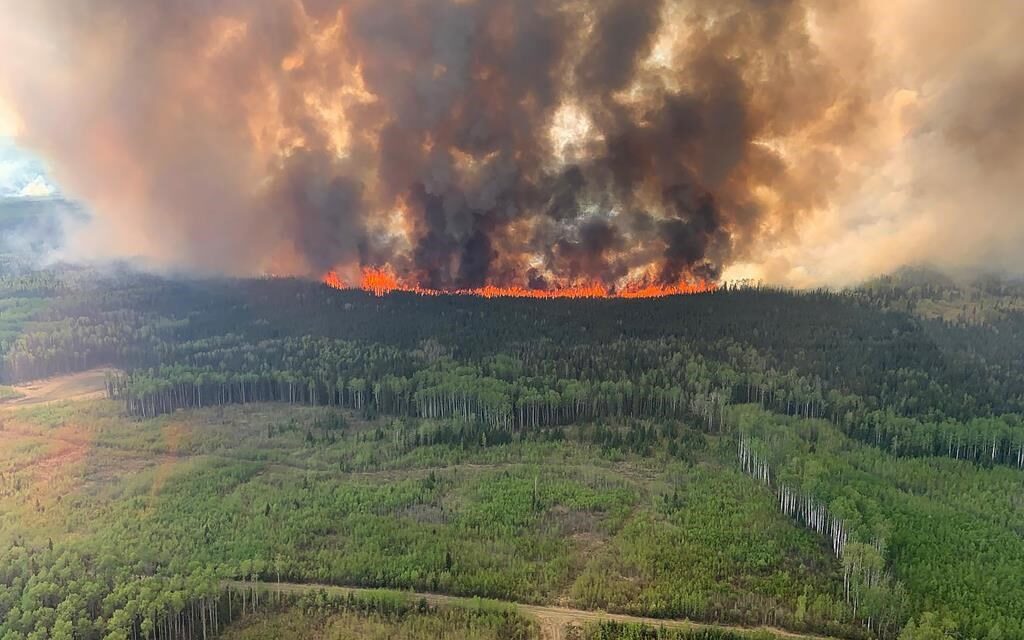 Evacuan a cientos de personas por incendios en el norte de Canadá