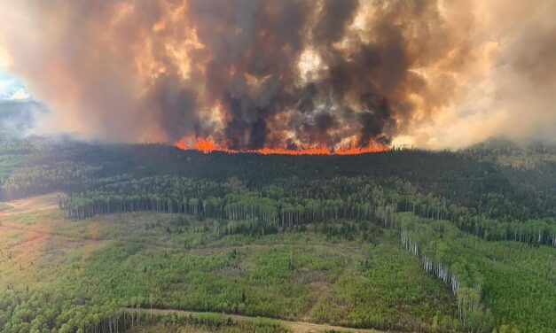 Evacuan a cientos de personas por incendios en el norte de Canadá