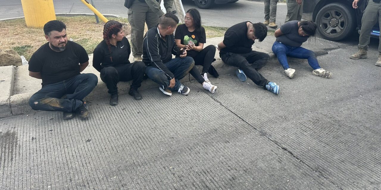 Dos traficantes de personas fueron detenidos con seis inmigrantes ilegales en Texas, EE. UU.
