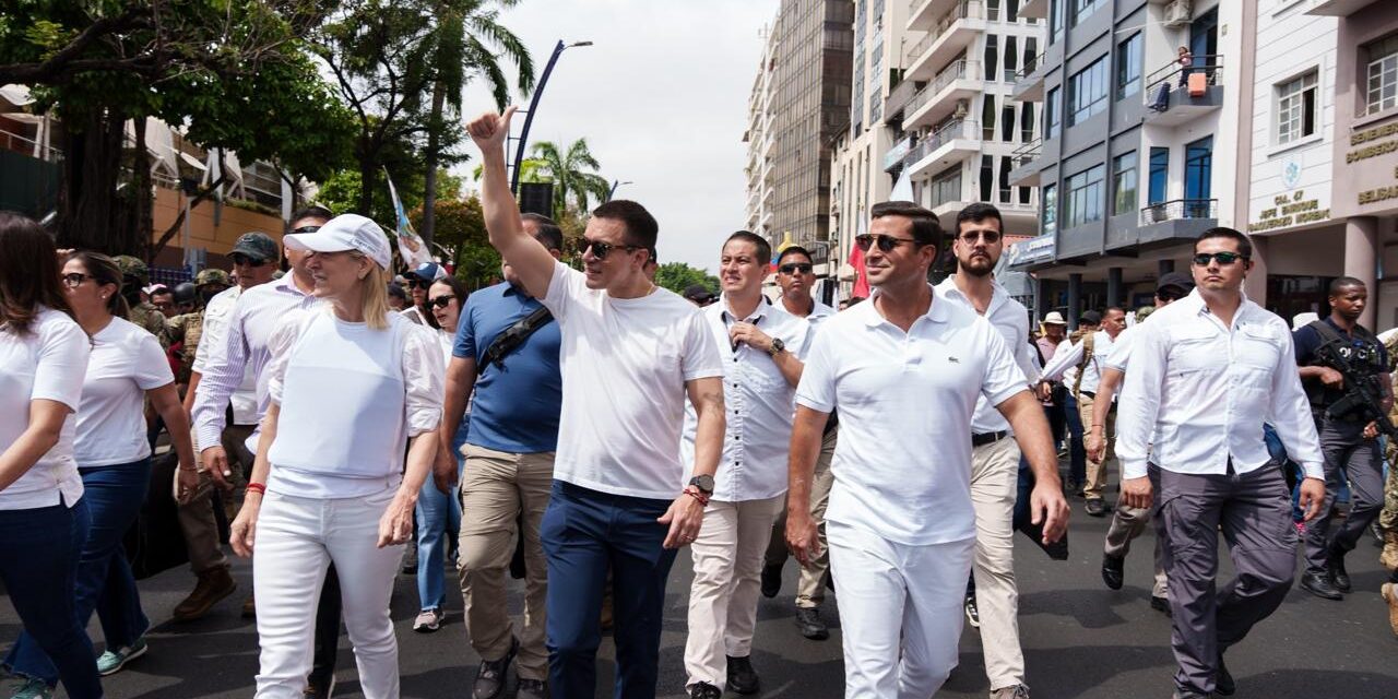 Noboa encabezó una marcha pacífica para defender las preguntas de una consulta popular