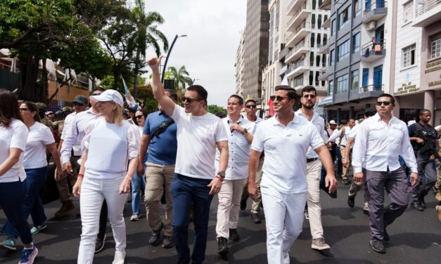 Noboa encabezó una marcha pacífica para defender las preguntas de una consulta popular