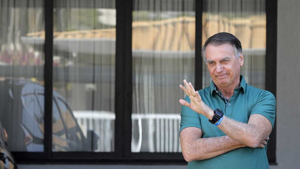 Bolsonaro deja prisión domiciliaria por procedimiento médico