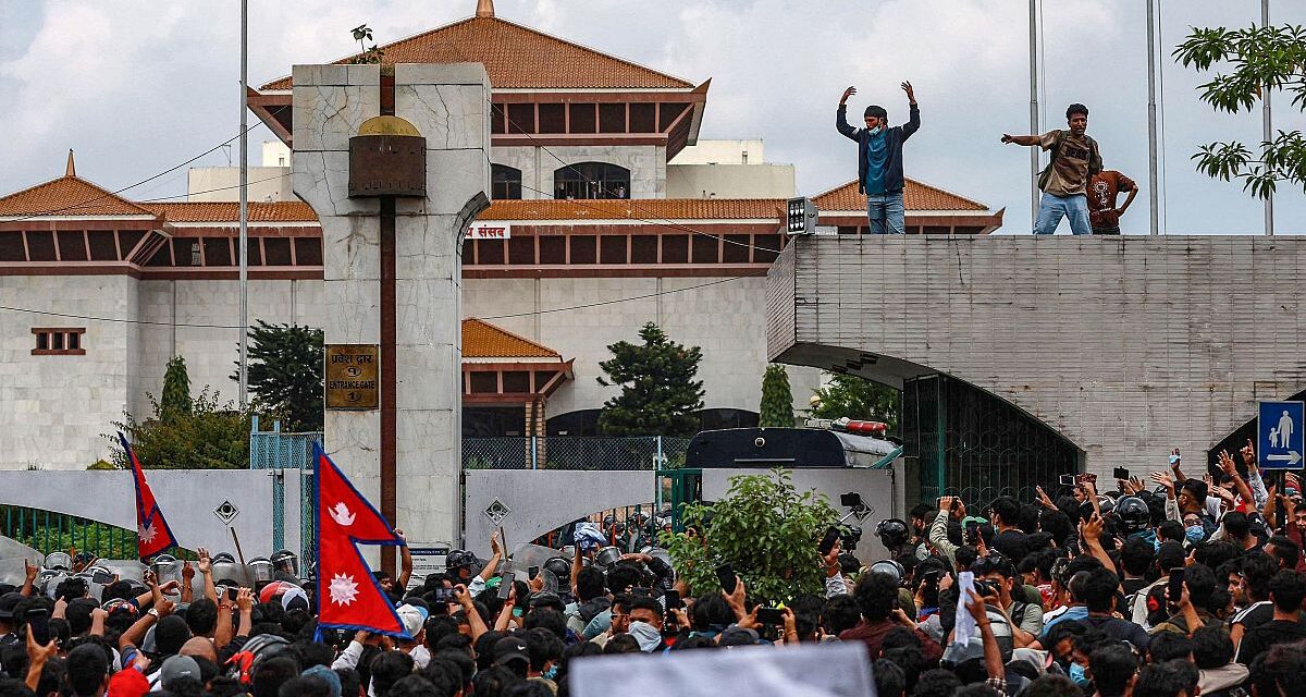 Al menos 14 muertos en enfrentamientos entre protestas y policías en la capital de Nepal
