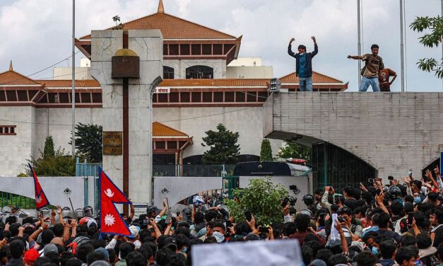 Al menos 14 muertos en enfrentamientos entre protestas y policías en la capital de Nepal