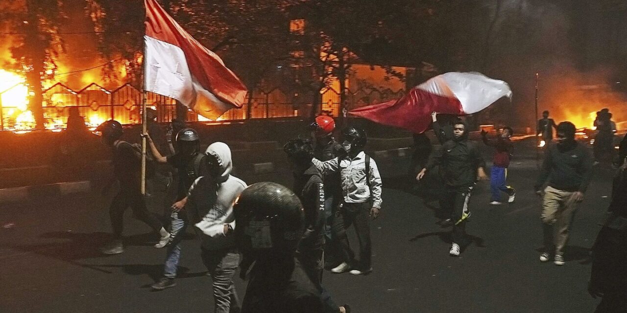 Al menos tres personas murieron tras protestas en Indonesia