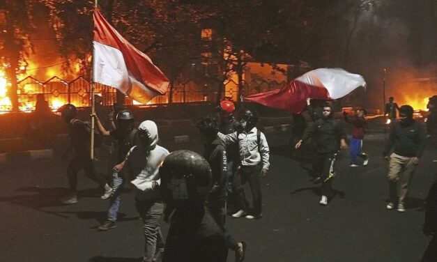 Al menos tres personas murieron tras protestas en Indonesia