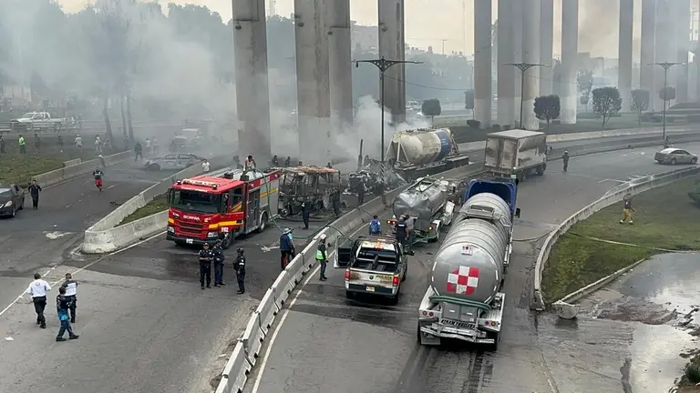Cuatro muertos y 57 heridos tras explosión de un camión de combustible en México