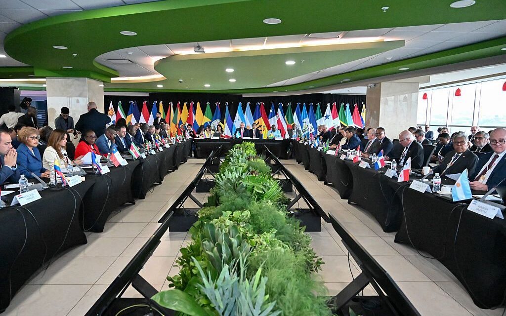CELAC convoca a una reunión de urgencia por despliegue militar de EEUU en el Caribe