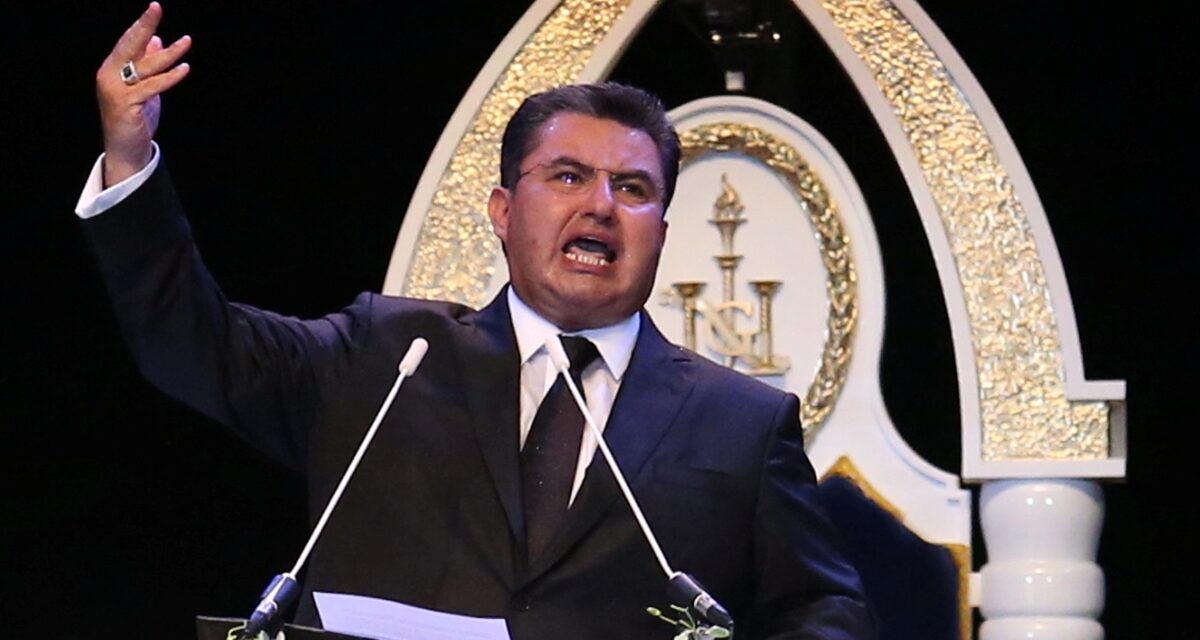 ¿Quién es Naasón Joaquín García y de qué nuevos cargos es acusado?